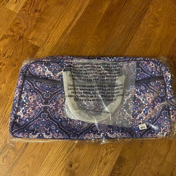 Vera Bradley Lay Flat Duffel Bag in Regal Rosette NWT - Picture 6 of 6
